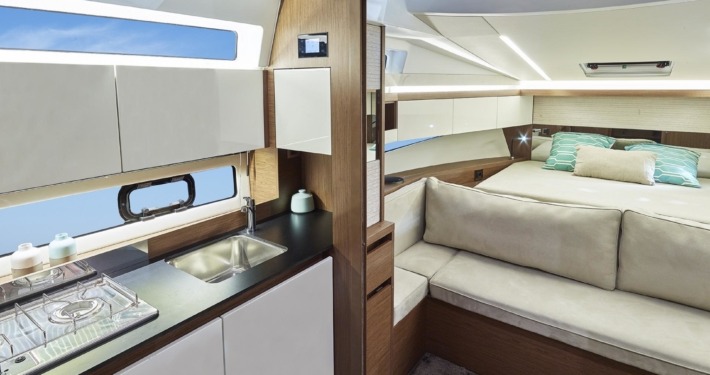 bateau jeanneau leader 33 FP12 710x375 - Leader 33 open avec arceau