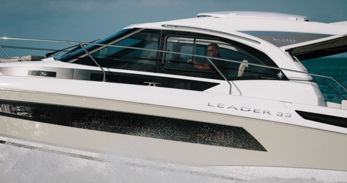 bateau jeanneau leader 33 FP2 710x375 - Leader 33 open avec arceau