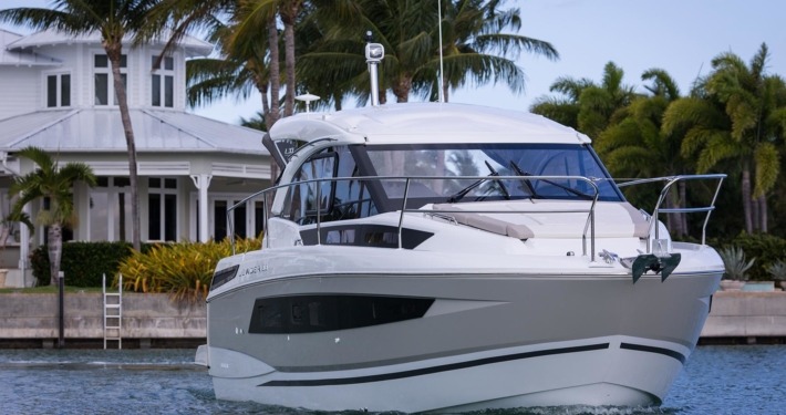 bateau jeanneau leader 33 FP5 710x375 - Leader 33 open avec arceau