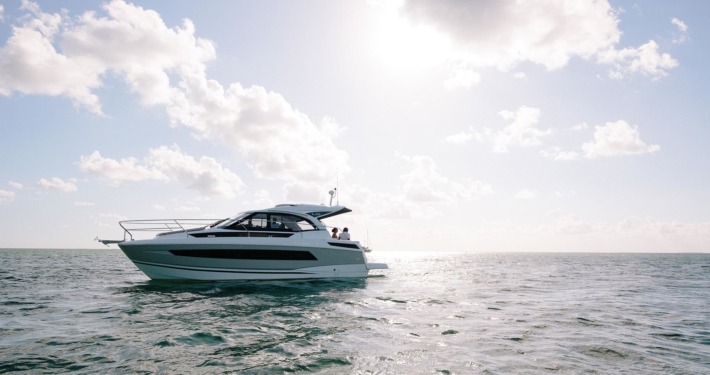 bateau jeanneau leader 33 FP6 710x375 - Leader 33 open avec arceau