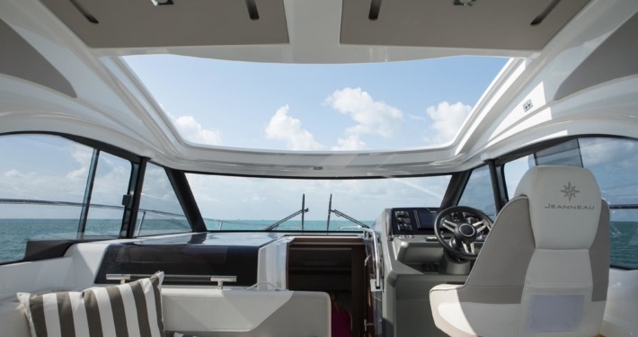 bateau jeanneau leader 33 FP8 710x375 - Leader 33 open avec arceau