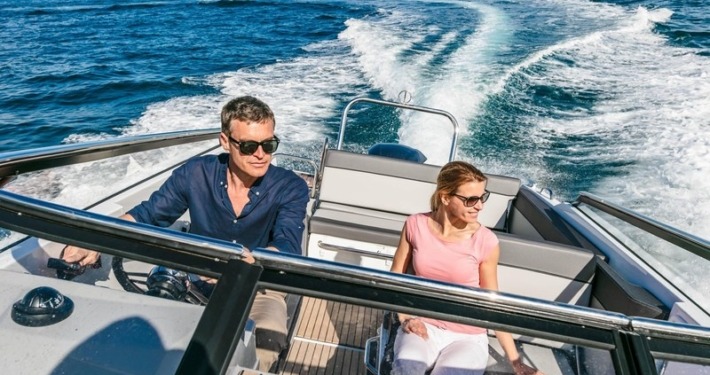 mini e620655da3cc4e4b1e6e6587f1465a43 710x375 - Cap Camarat 7.5 DC