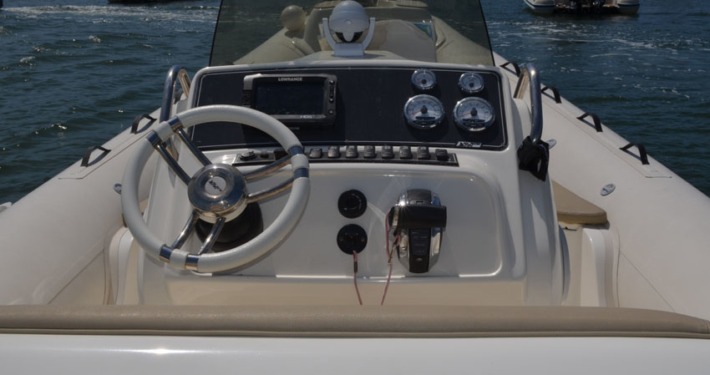 bateau location cap ferret black fin elegance 8 FP11 710x375 - Black Fin Elegance 8