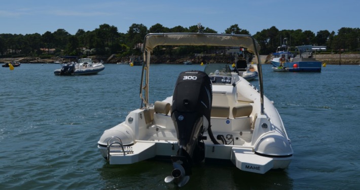 bateau location cap ferret black fin elegance 8 FP16 710x375 - Black Fin Elegance 8