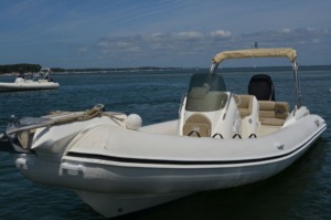 bateau location cap ferret black fin elegance 8 FP6 300x199 - Location de bateau au Cap Ferret