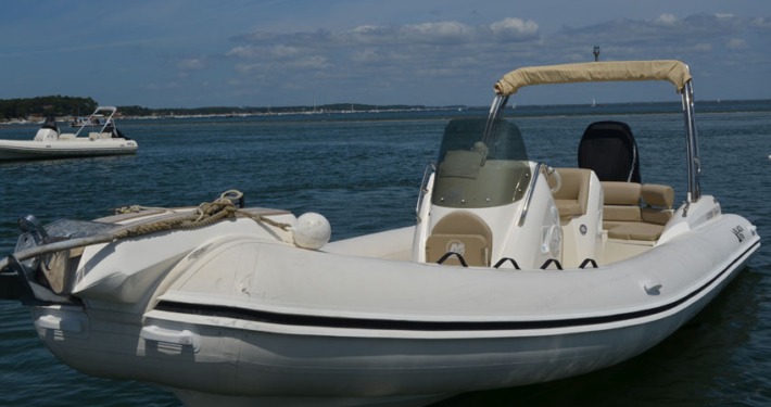 bateau location cap ferret black fin elegance 8 FP6 710x375 - Black Fin Elegance 8