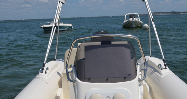 bateau location cap ferret nj 630 FP7 710x375 - Nuova Jolly 630