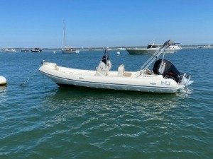 NJ 650 MINA 2 300x225 - Location de bateau au Cap Ferret