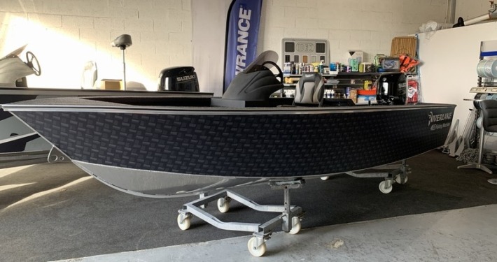 Riverlake 465 FMSC 11 710x375 - Riverlake 465 Side Console