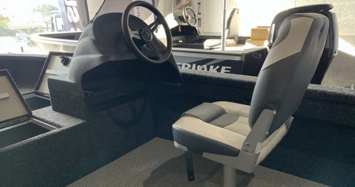 Riverlake 465 FMSC 12 710x375 - Riverlake 465 Side Console