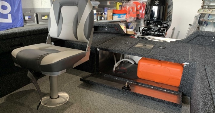 Riverlake 465 FMSC 6 710x375 - Riverlake 465 Side Console