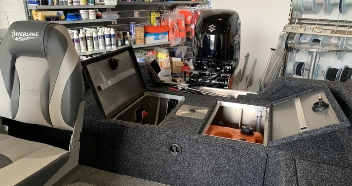 Riverlake 465 FMSC 7 710x375 - Riverlake 465 Side Console