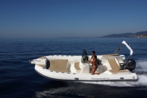 mini TEMPEST 300x200 - Location de bateau au Cap Ferret