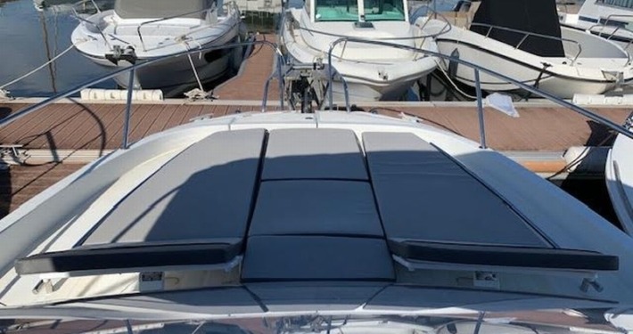 10 1 710x375 - Jeanneau Cap Camarat 9.0 Wa