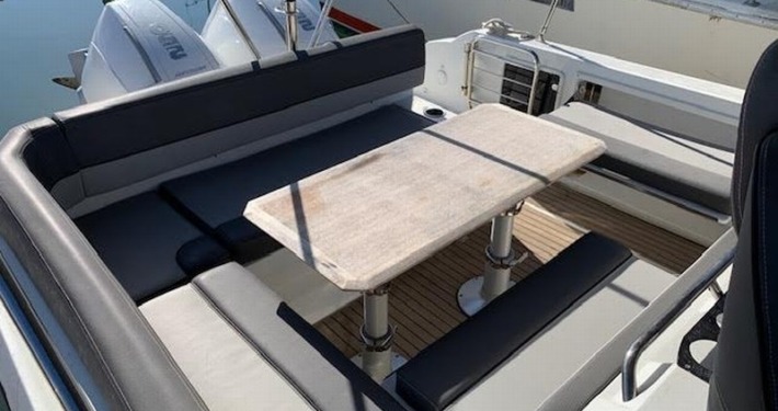 13 1 710x375 - Jeanneau Cap Camarat 9.0 Wa