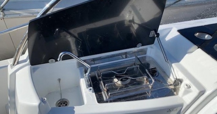 15 1 710x375 - Jeanneau Cap Camarat 9.0 Wa