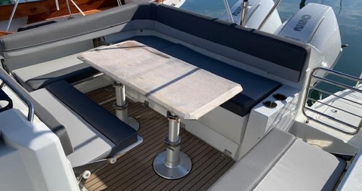 14 1 710x375 - Jeanneau Cap Camarat 9.0 Wa