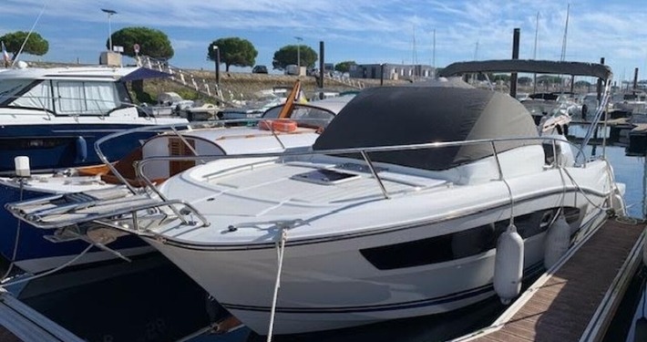 6 1 710x375 - Jeanneau Cap Camarat 9.0 Wa