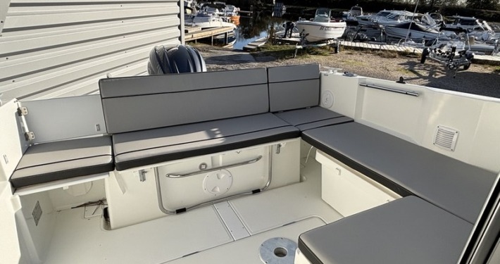 BOUCHEZ 695 SPORT 20 710x375 - Jeanneau Merry Fisher 695