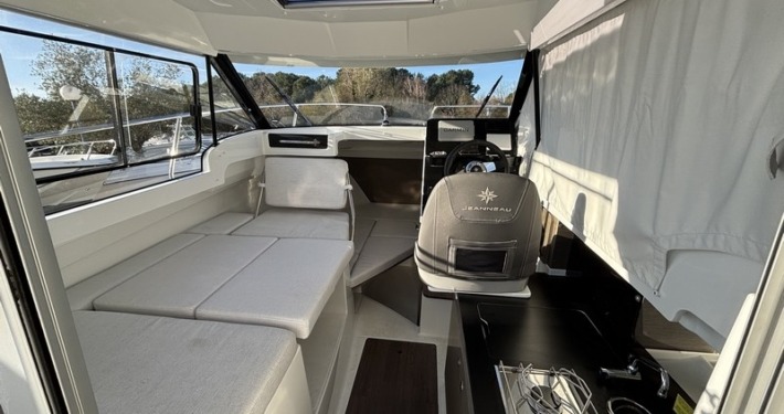 BOUCHEZ 695 SPORT 33 710x375 - Jeanneau Merry Fisher 695