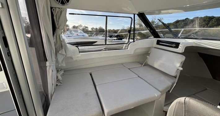 BOUCHEZ 695 SPORT 34 710x375 - Jeanneau Merry Fisher 695