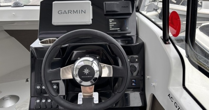 BOUCHEZ 695 SPORT 9 710x375 - Jeanneau Merry Fisher 695