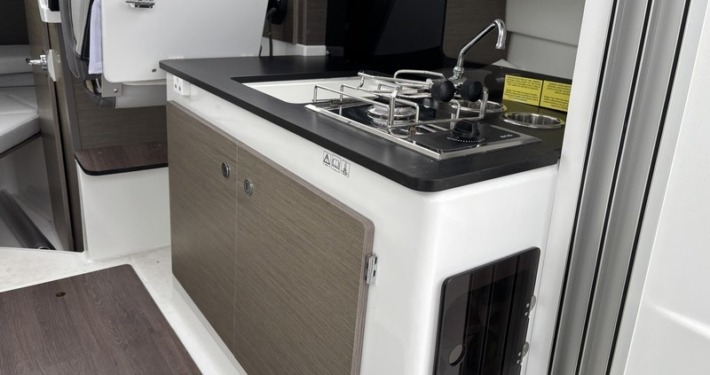 BOUCHEZ 695 SPORT 12 710x375 - Jeanneau Merry Fisher 695