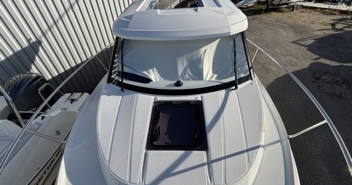 BOUCHEZ 695 SPORT 18 710x375 - Jeanneau Merry Fisher 695