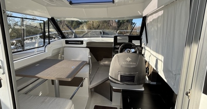 BOUCHEZ 695 SPORT 28 710x375 - Jeanneau Merry Fisher 695