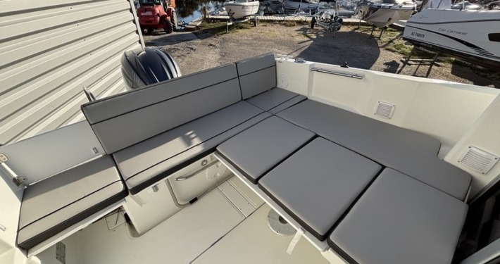 BOUCHEZ 695 SPORT 35 710x375 - Jeanneau Merry Fisher 695