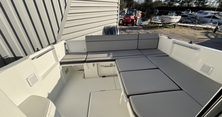 BOUCHEZ 695 SPORT 36 710x375 - Jeanneau Merry Fisher 695