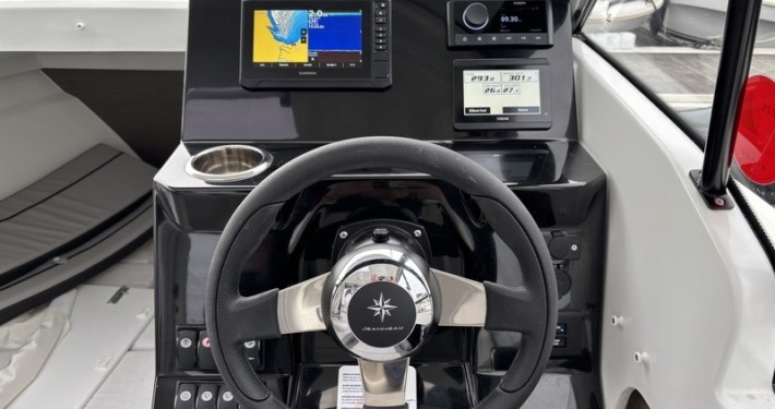 BOUCHEZ 695 SPORT 7 710x375 - Jeanneau Merry Fisher 695