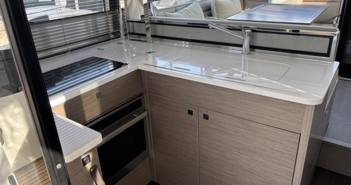 Jeanneau Merry Fisher 1295 Fly mini 13 710x375 - Jeanneau Merry Fisher 1295 Fly