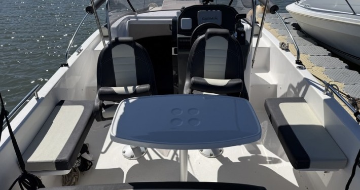 B2 702 10 710x375 - Cap Ferret 702 Sundeck