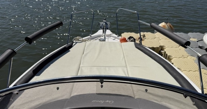 B2 702 8 710x375 - Cap Ferret 702 Sundeck