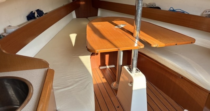 Jeanneau Sun 2500 mini 5 710x375 - Jeanneau Sun 2500