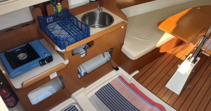 Jeanneau Sun 2500 mini 8 710x375 - Jeanneau Sun 2500